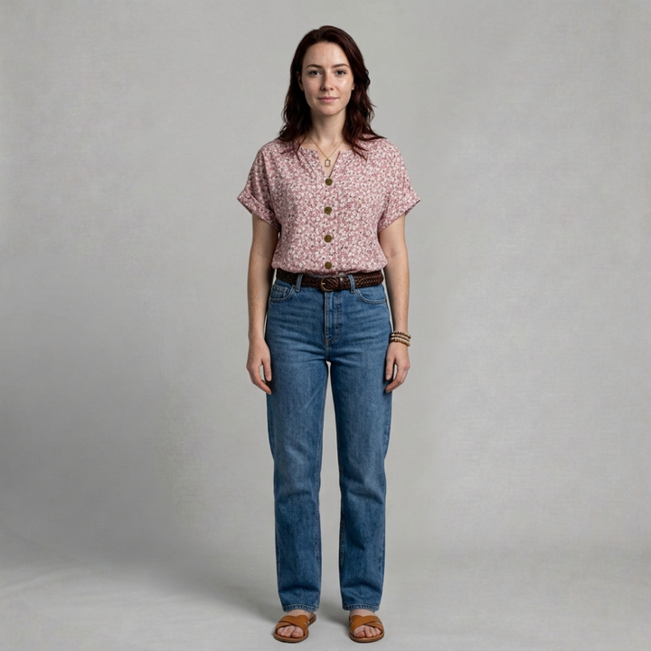 Lily – Casual floral blouse with relaxed feminine fit